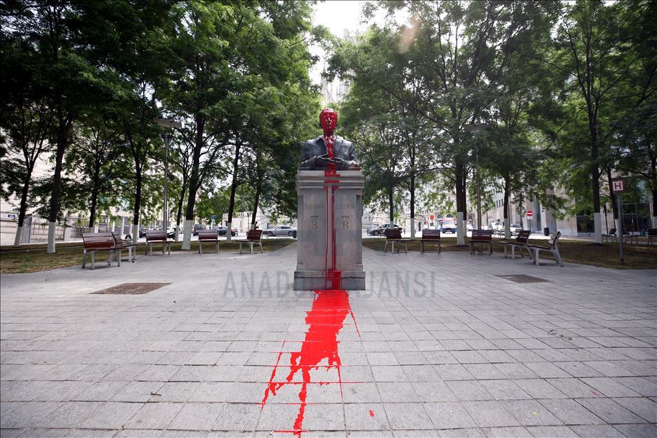 Statue of Belgian King Baudouin defaced in Brussels
