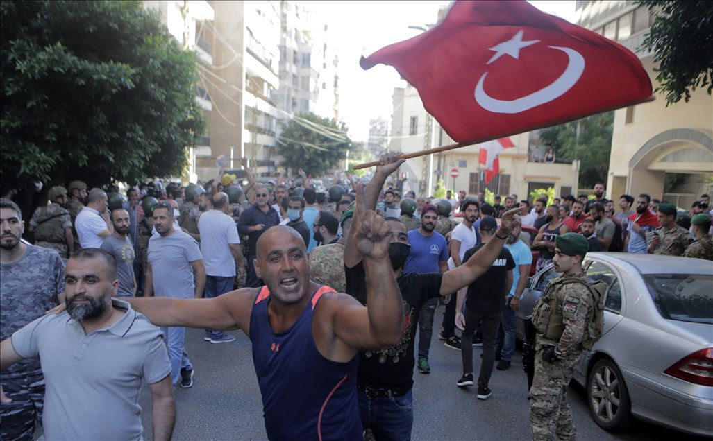 لبنان.. وقفة احتجاجية ببيروت تنديدا بإساءة إعلامي لتركيا