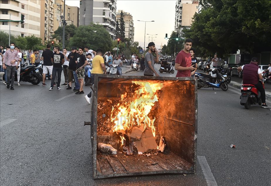 لبنان.. محتجون يحطمون واجهات مصرف في بيروت