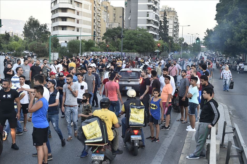 لبنان.. محتجون يحطمون واجهات مصرف في بيروت