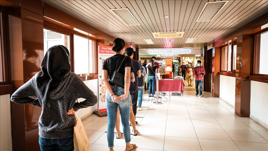 Warga Malaysia kembali beraktivitas setelah pembatasan sosial dilonggarkan