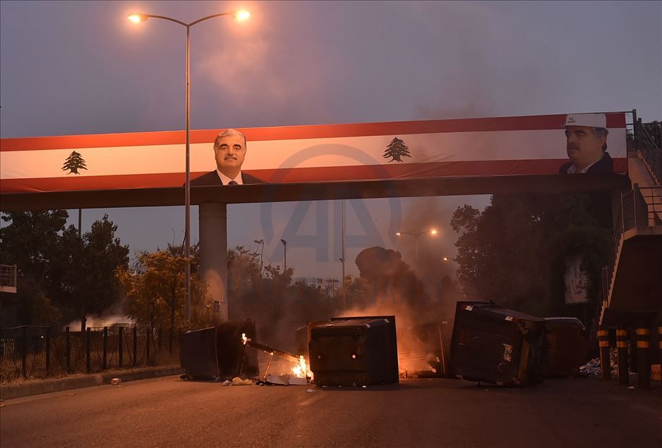 لبنان.. محتجون يحطمون واجهات مصرف في بيروت