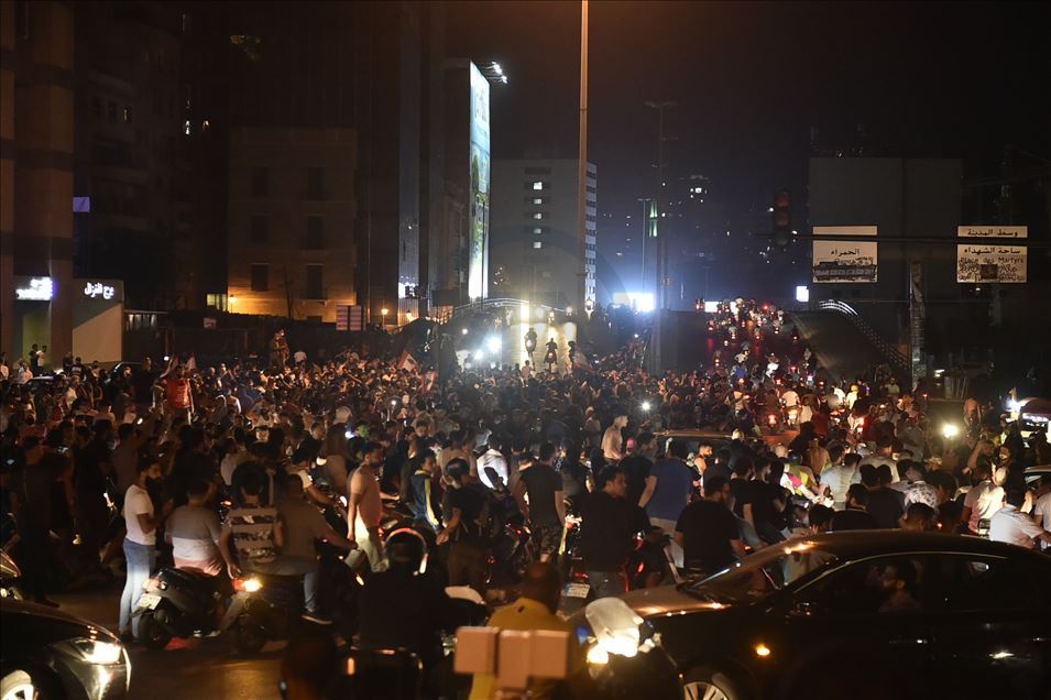 لبنان.. محتجون يحطمون واجهات مصرف في بيروت