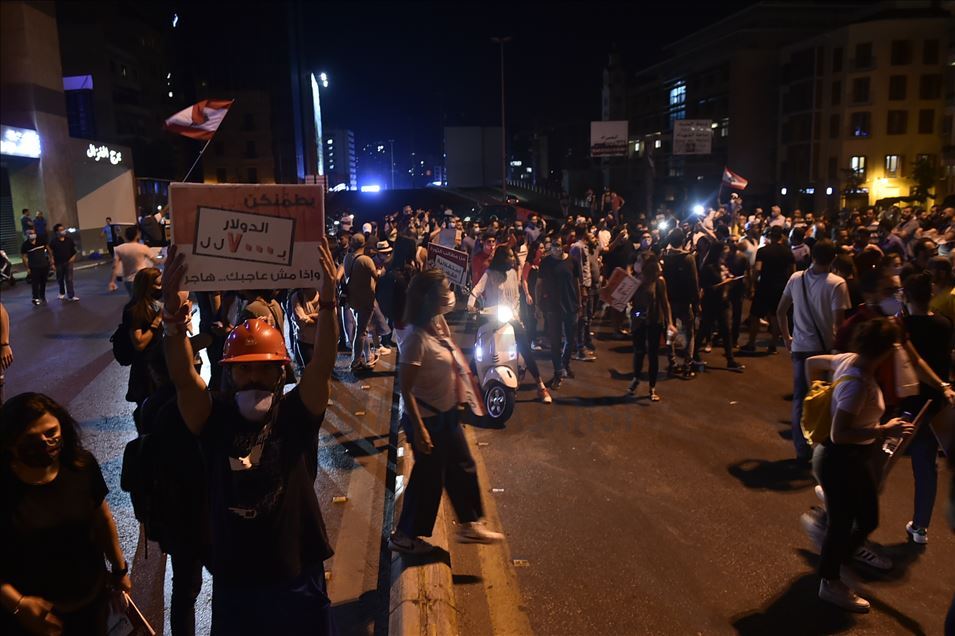 لبنان.. محتجون يحطمون واجهات مصرف في بيروت