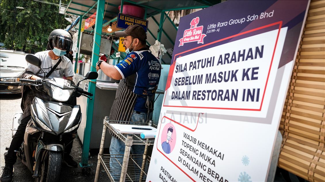 Warga Malaysia kembali beraktivitas setelah pembatasan sosial dilonggarkan