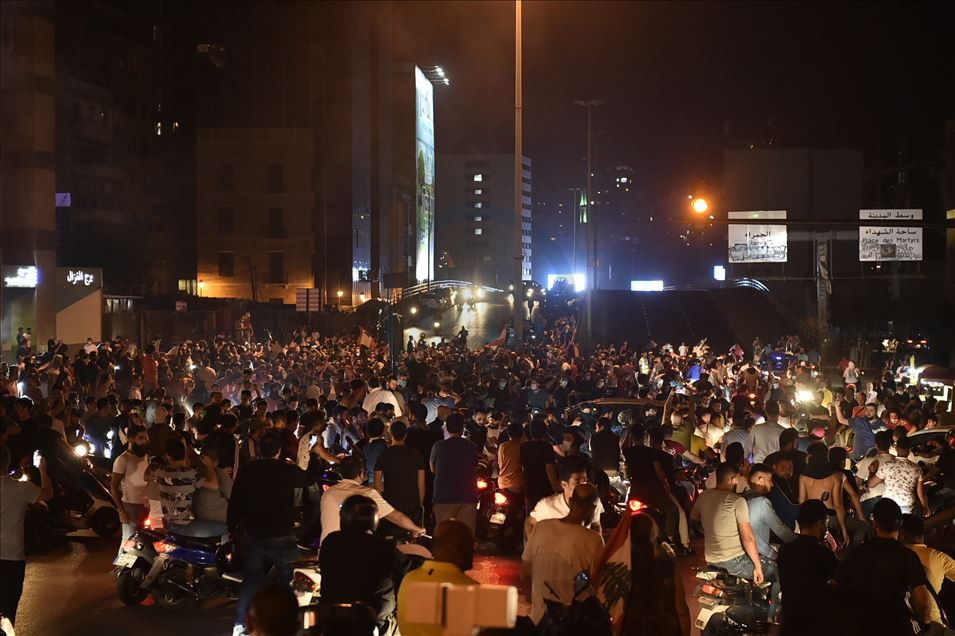 لبنان.. محتجون يحطمون واجهات مصرف في بيروت