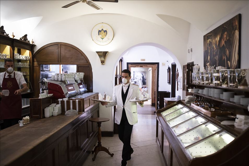 Venice opens to tourists