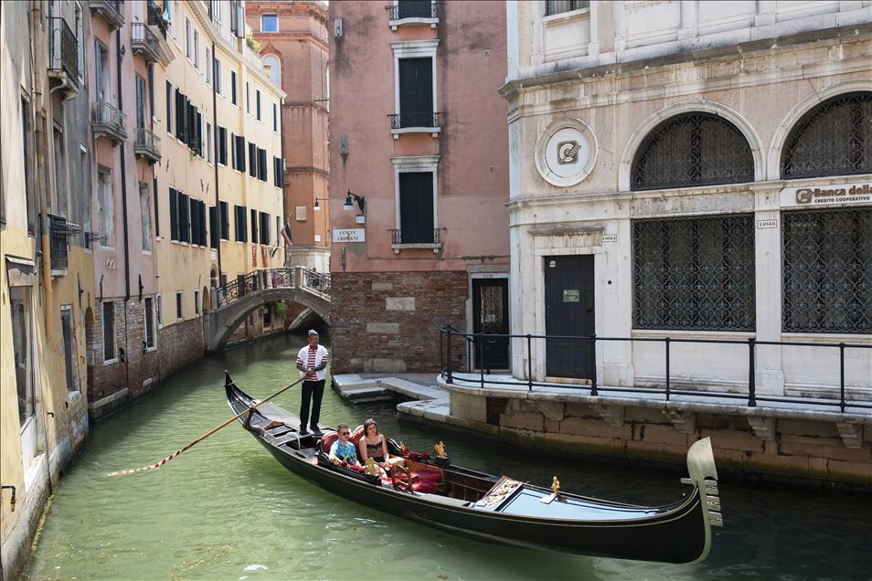 Venice opens to tourists