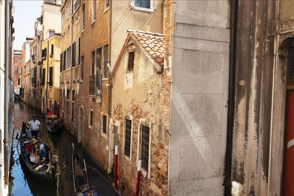 Venice opens to tourists