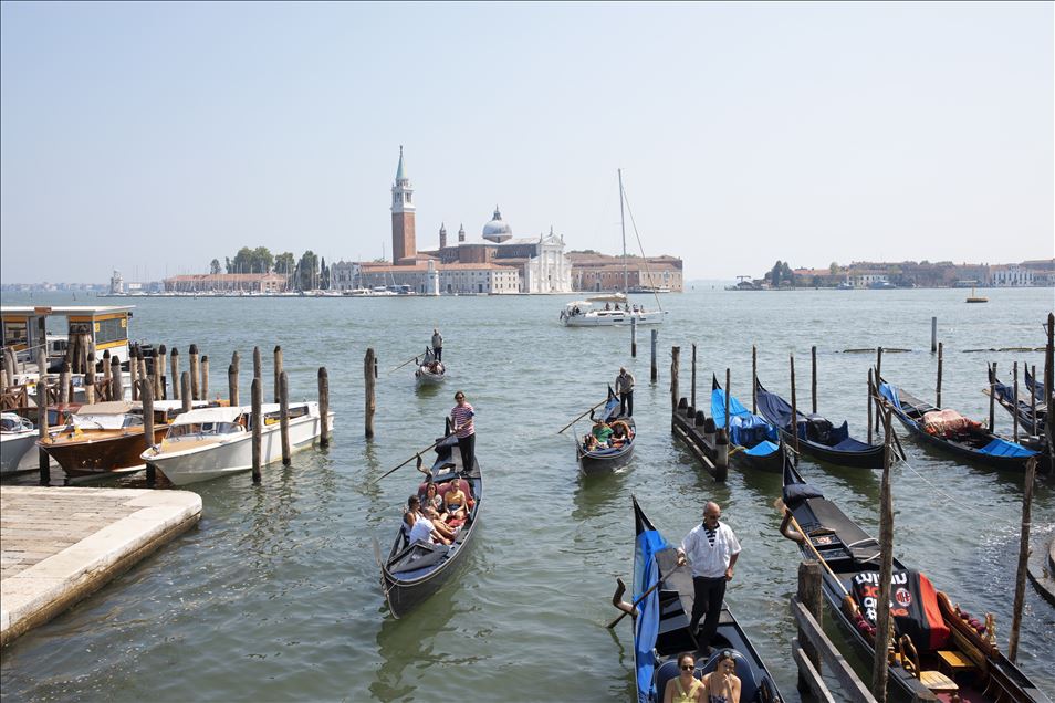 Venice opens to tourists