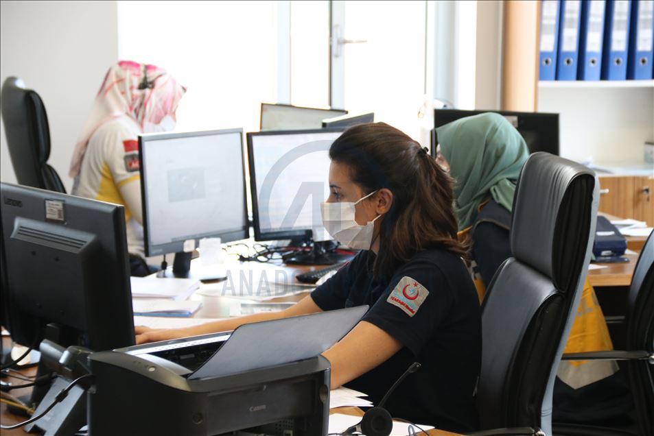 Koronavirüs nöbetindeki 112 acil ekiplerinin yoğun mesaisi