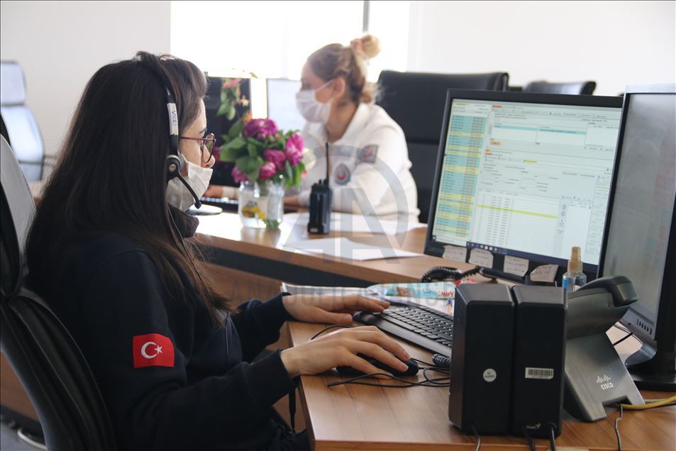 Koronavirüs nöbetindeki 112 acil ekiplerinin yoğun mesaisi