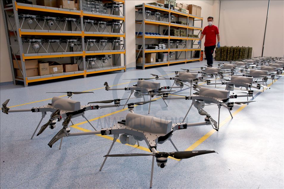 AA sjell pamje ekskluzive nga prodhimi i dronëve kamikazë të Turqisë
