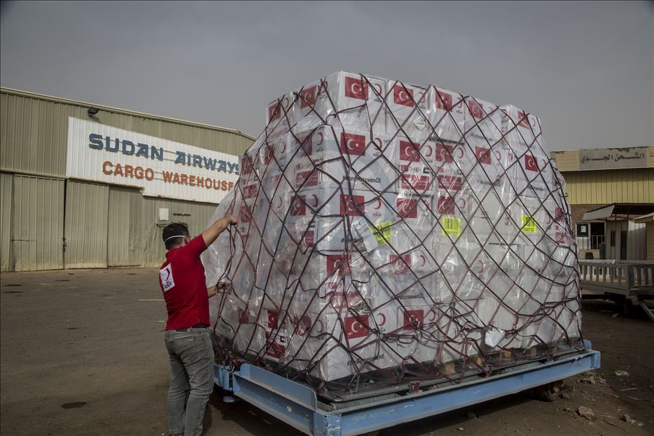 الهلال الأحمر التركي يرسل مساعدات طبية إلي السودان 