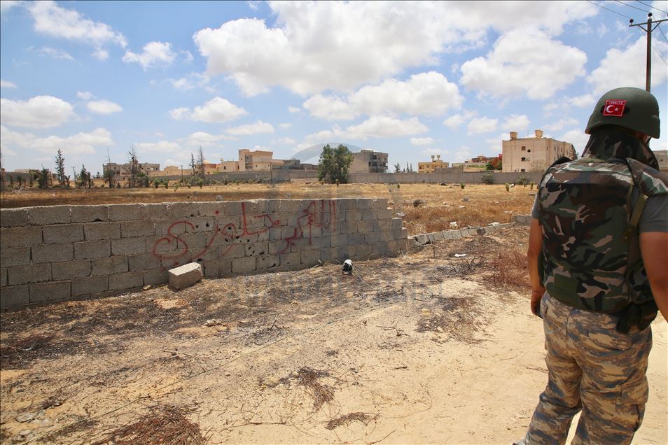 Турецкие саперы уничтожают в Ливии мины и взрывные устройства
