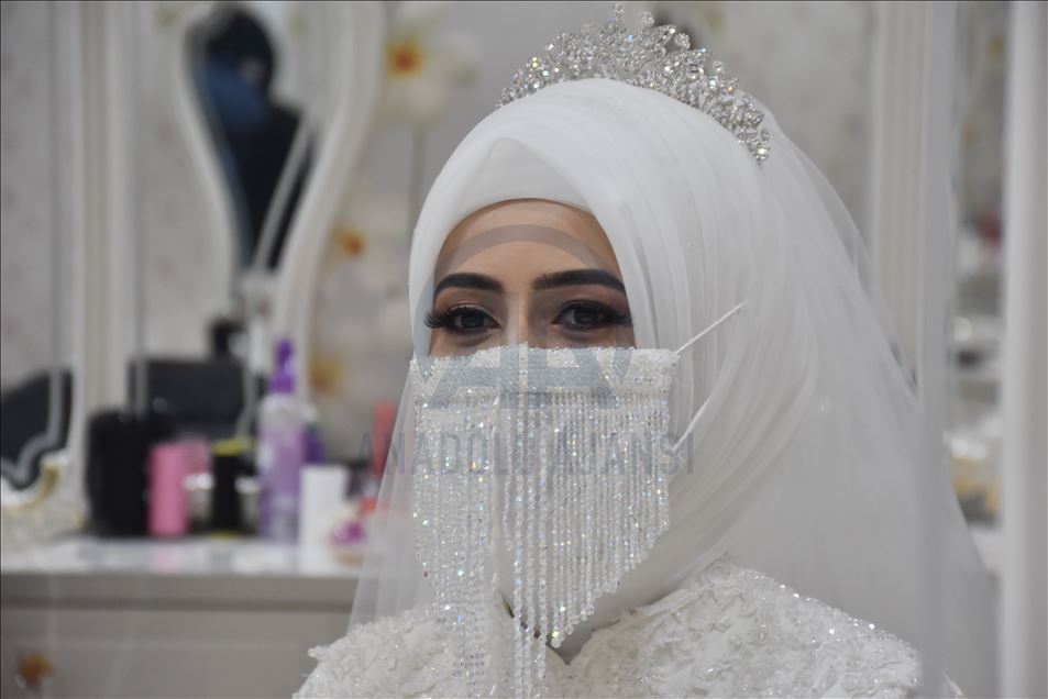 Frágil Tortuga Dar derechos Las máscaras médicas en Turquía ahora hacen parte de los accesorios para  matrimonios