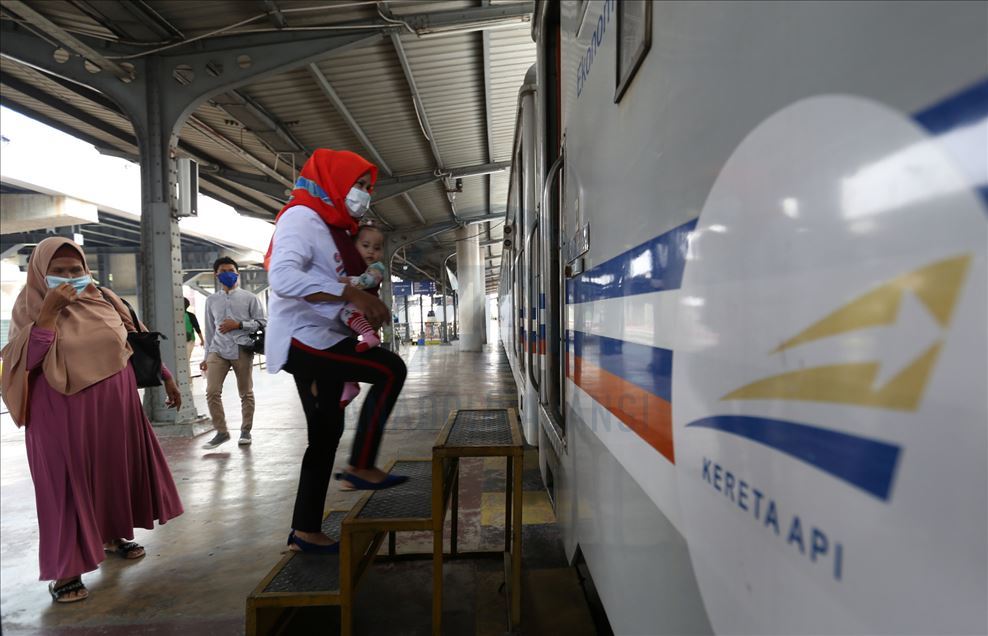 Kereta api Indonesia berlakukan protokol kesehatan selama masa transisi kenormalan baru