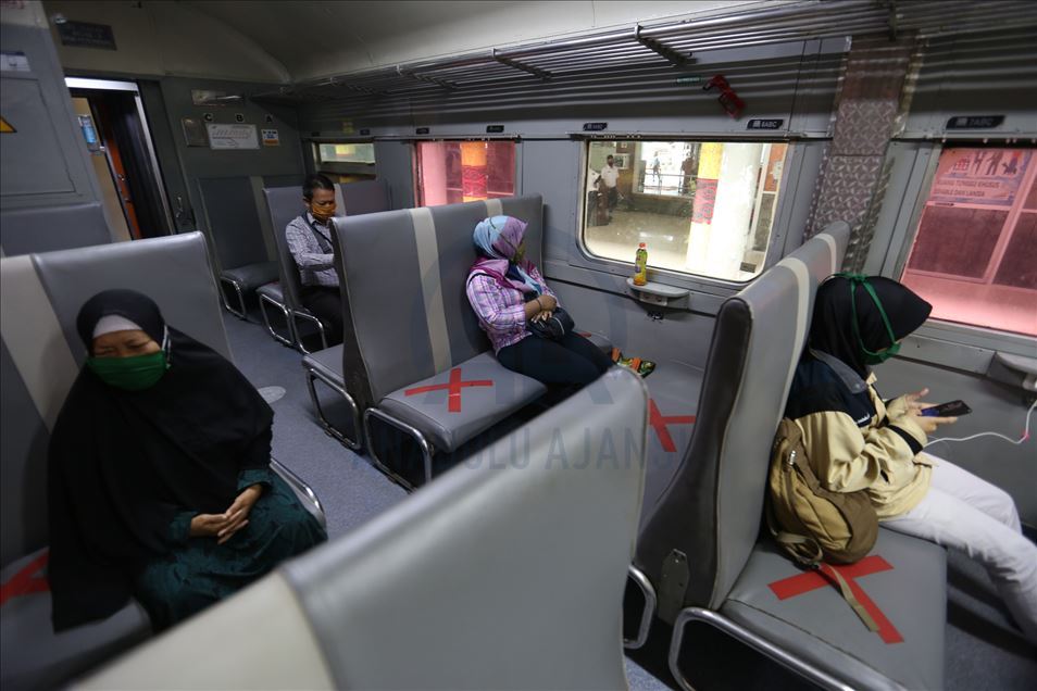 Kereta api Indonesia berlakukan protokol kesehatan selama masa transisi kenormalan baru