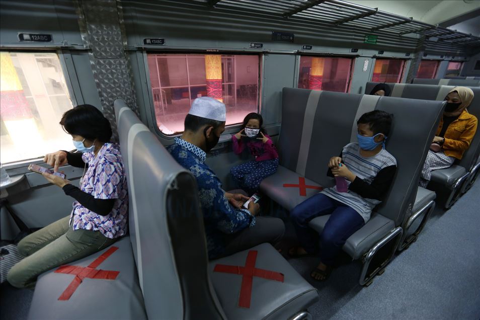 Kereta api Indonesia berlakukan protokol kesehatan selama masa transisi kenormalan baru