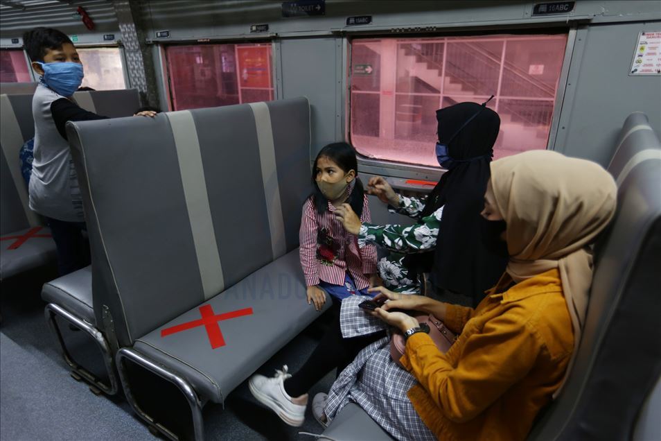 Kereta api Indonesia berlakukan protokol kesehatan selama masa transisi kenormalan baru