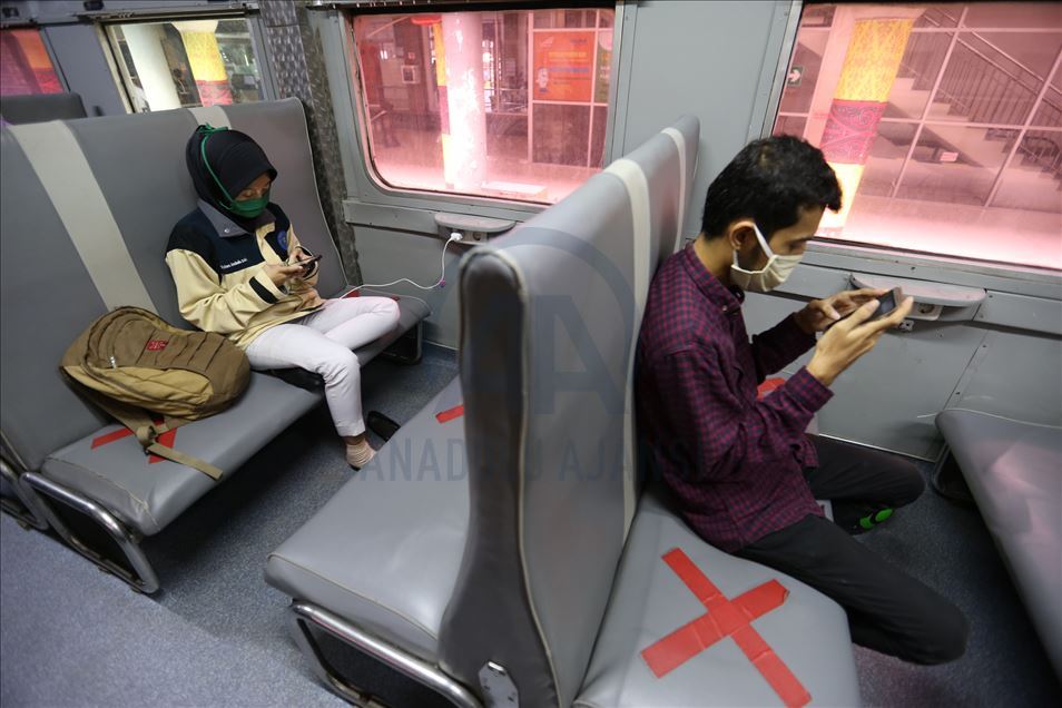 Kereta api Indonesia berlakukan protokol kesehatan selama masa transisi kenormalan baru