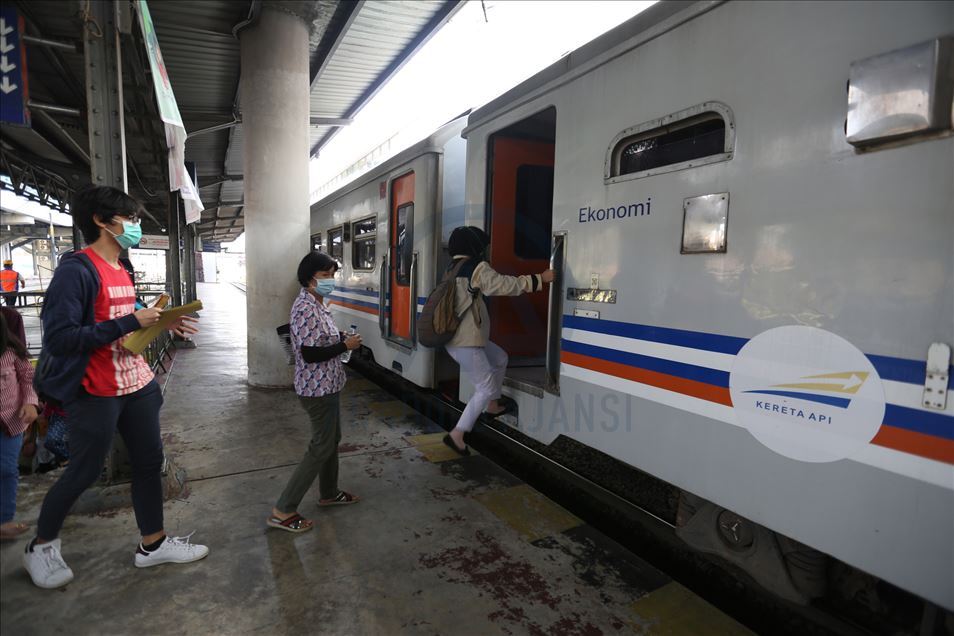 Kereta api Indonesia berlakukan protokol kesehatan selama masa transisi kenormalan baru