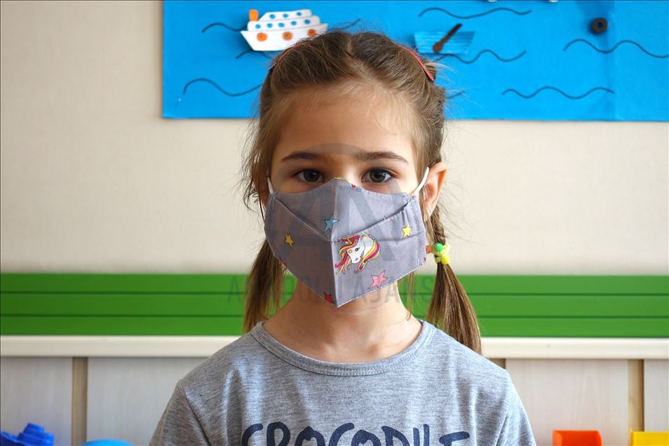 Meslek lisesinin kadın öğretmenlerinden "özel tasarım" maskeler
