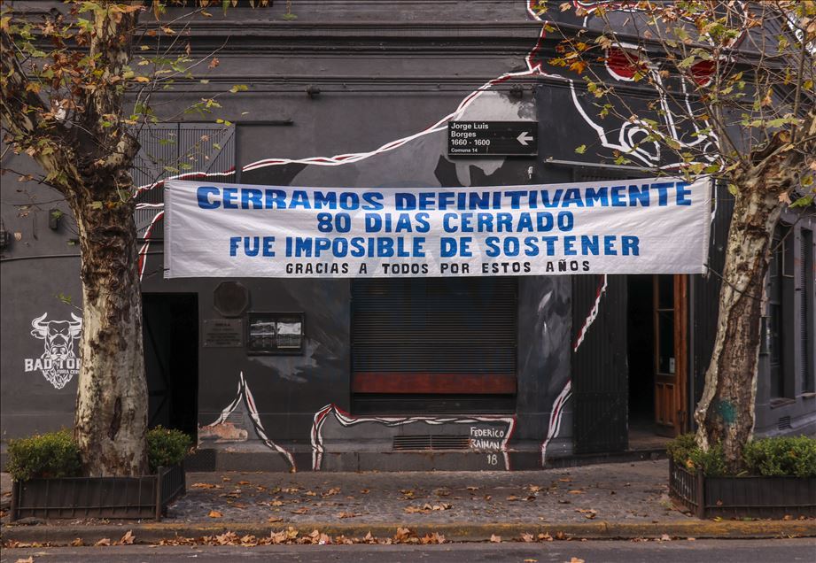 Los letreros que se ven por todo Buenos Aires de negocios que no volverán a abrir sus puertas