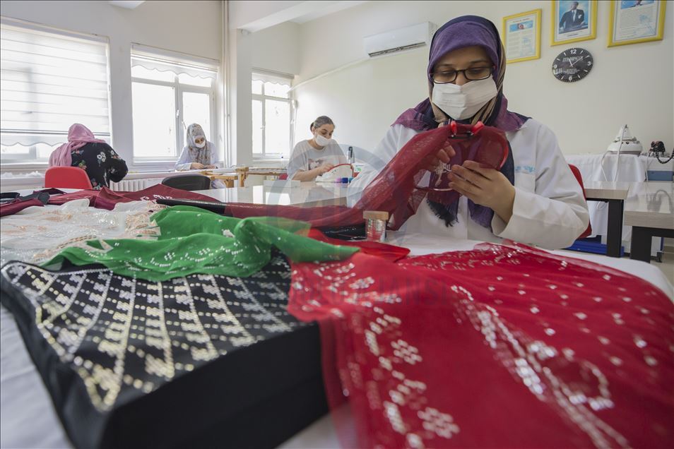 Diyarbakırlı kadınlardan kişiye özel maske tasarımı
