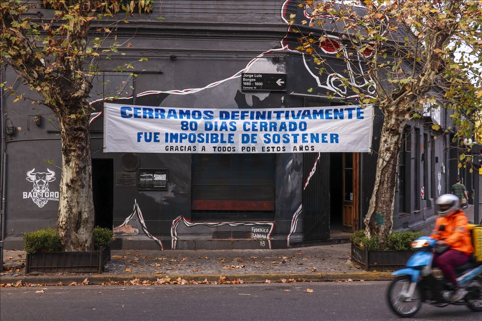 Los letreros que se ven por todo Buenos Aires de negocios que no volverán a abrir sus puertas