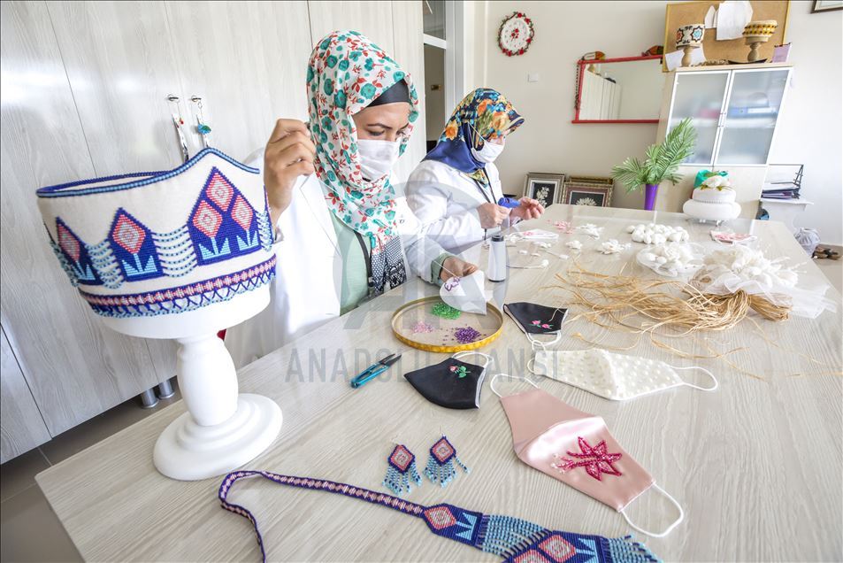 Diyarbakırlı kadınlardan kişiye özel maske tasarımı