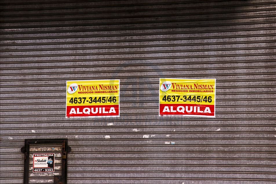 Los letreros que se ven por todo Buenos Aires de negocios que no volverán a abrir sus puertas