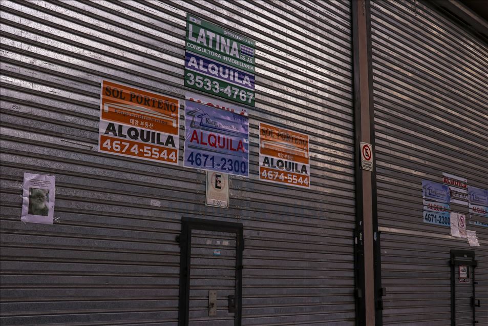 Los letreros que se ven por todo Buenos Aires de negocios que no volverán a abrir sus puertas