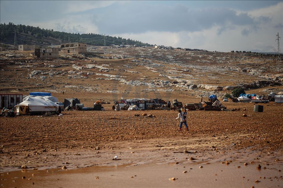 سوريا.. السيول تودي بحياة 3 مدنيين بمخيمات النازحين بإدلب