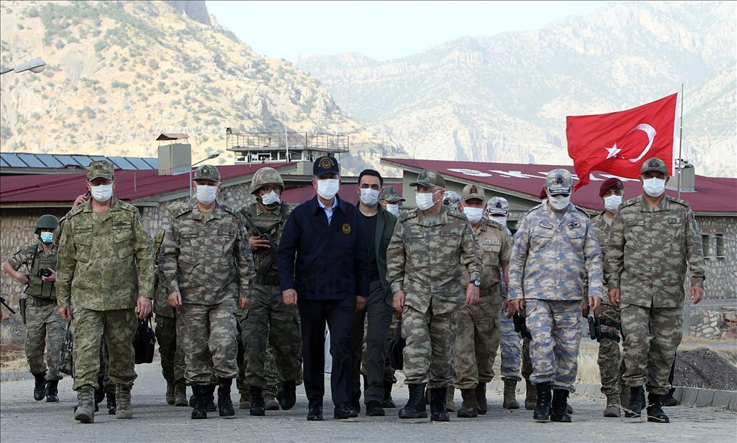 Министр обороны и командующие родами войск проводят инспекции на границе

