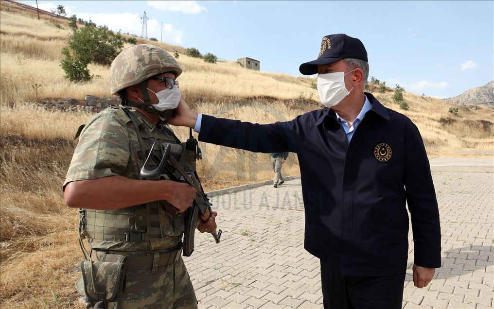 Министр обороны и командующие родами войск проводят инспекции на границе
