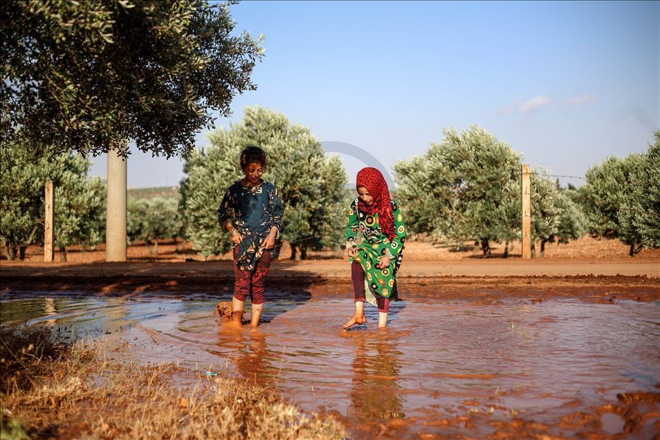 سوريا.. السيول تودي بحياة 3 مدنيين بمخيمات النازحين بإدلب