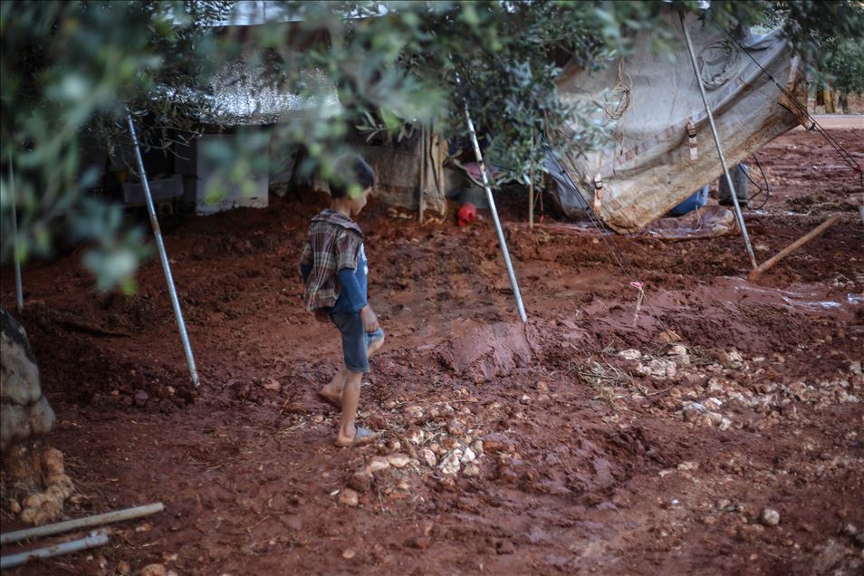 سوريا.. السيول تودي بحياة 3 مدنيين بمخيمات النازحين بإدلب