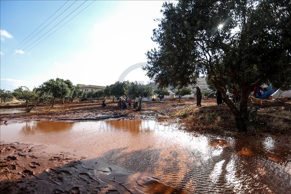 سوريا.. السيول تودي بحياة 3 مدنيين بمخيمات النازحين بإدلب