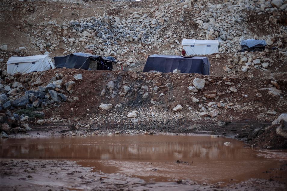 سوريا.. السيول تودي بحياة 3 مدنيين بمخيمات النازحين بإدلب