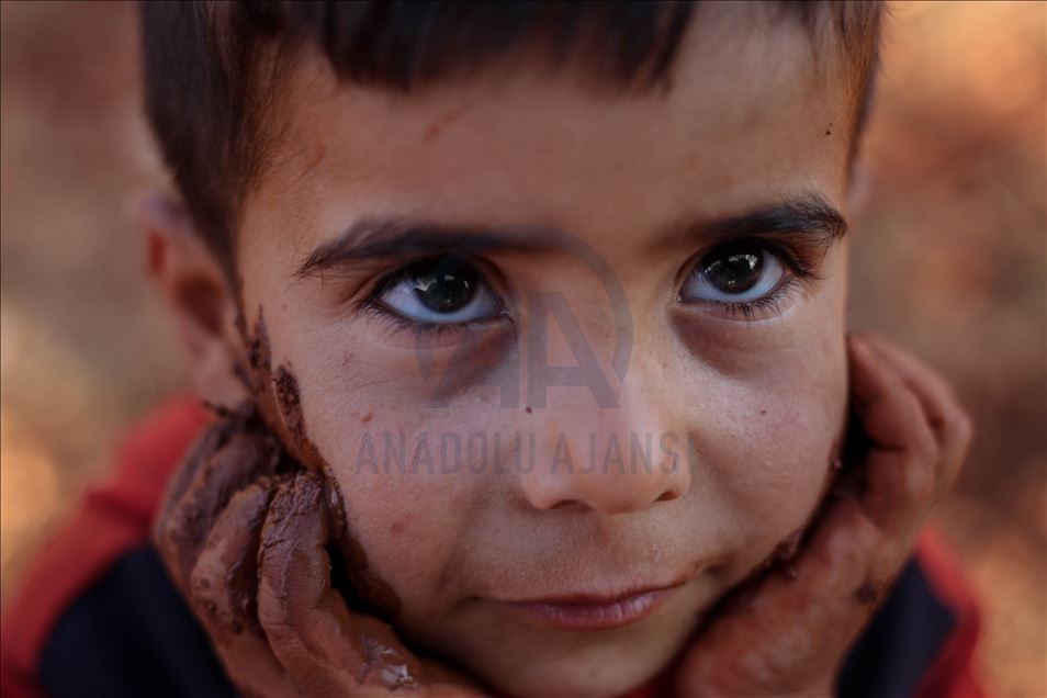 سوريا.. السيول تودي بحياة 3 مدنيين بمخيمات النازحين بإدلب