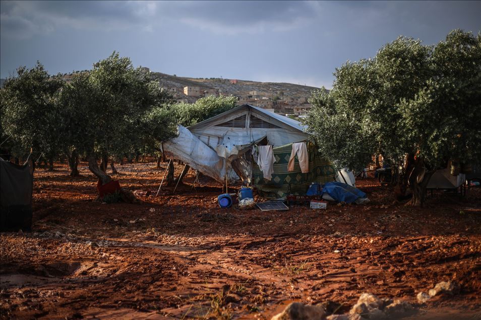 سوريا.. السيول تودي بحياة 3 مدنيين بمخيمات النازحين بإدلب