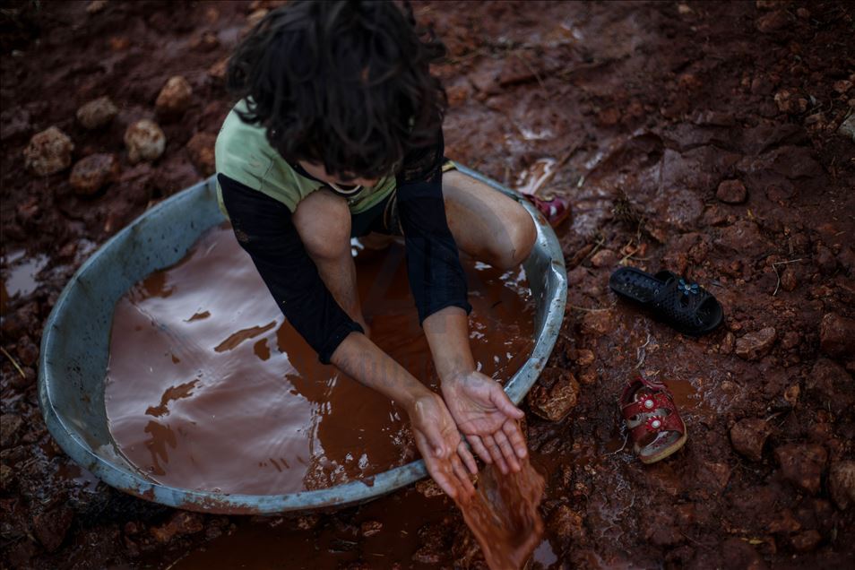 سوريا.. السيول تودي بحياة 3 مدنيين بمخيمات النازحين بإدلب