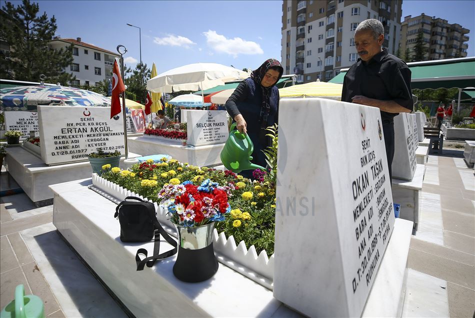 Ankara'daki Cebeci Askeri Şehitliği'nde buruk Babalar Günü