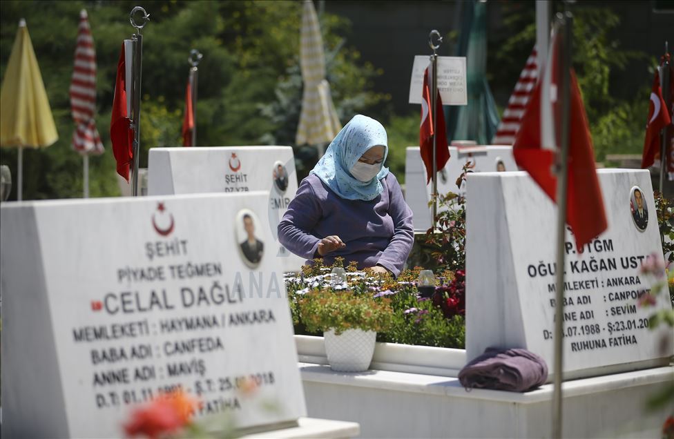 Ankara'daki Cebeci Askeri Şehitliği'nde buruk Babalar Günü