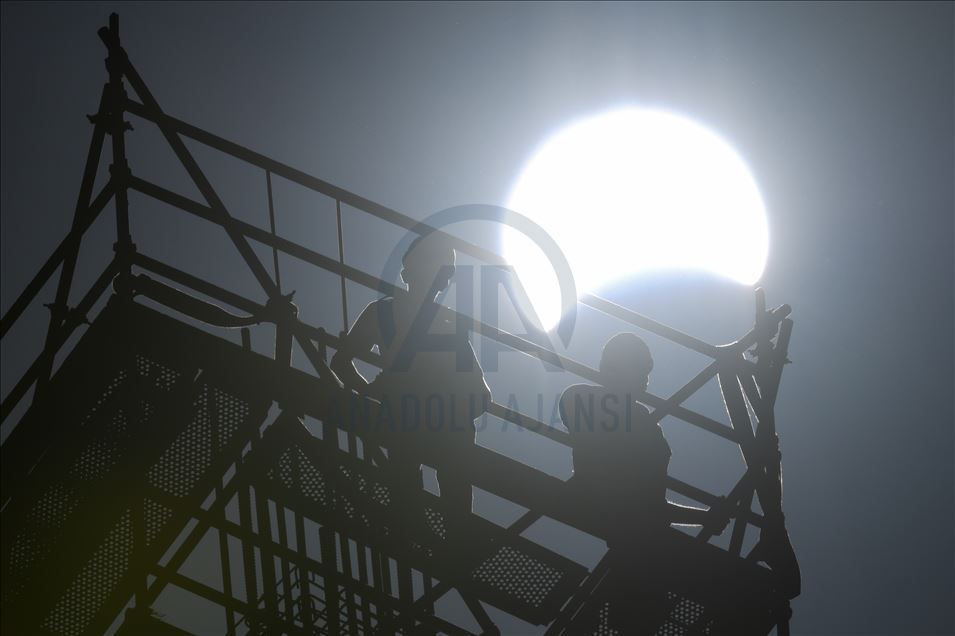 "حلقة النار" تزين كسوفا للشمس في دول عربية
