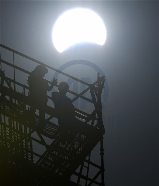 "حلقة النار" تزين كسوفا للشمس في دول عربية
