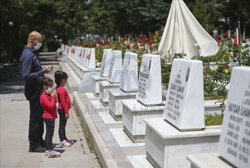 Ankara'daki Cebeci Askeri Şehitliği'nde buruk Babalar Günü