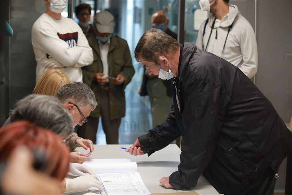 Otvaranjem više od osam hiljada birališta počeli izbori u Srbiji 