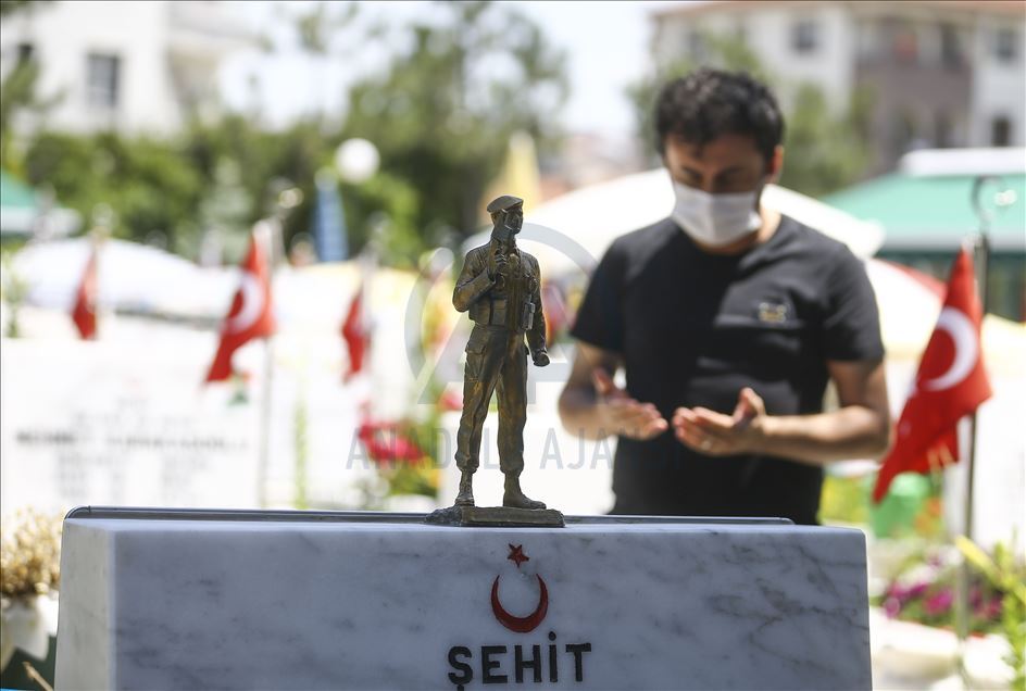 Ankara'daki Cebeci Askeri Şehitliği'nde buruk Babalar Günü
